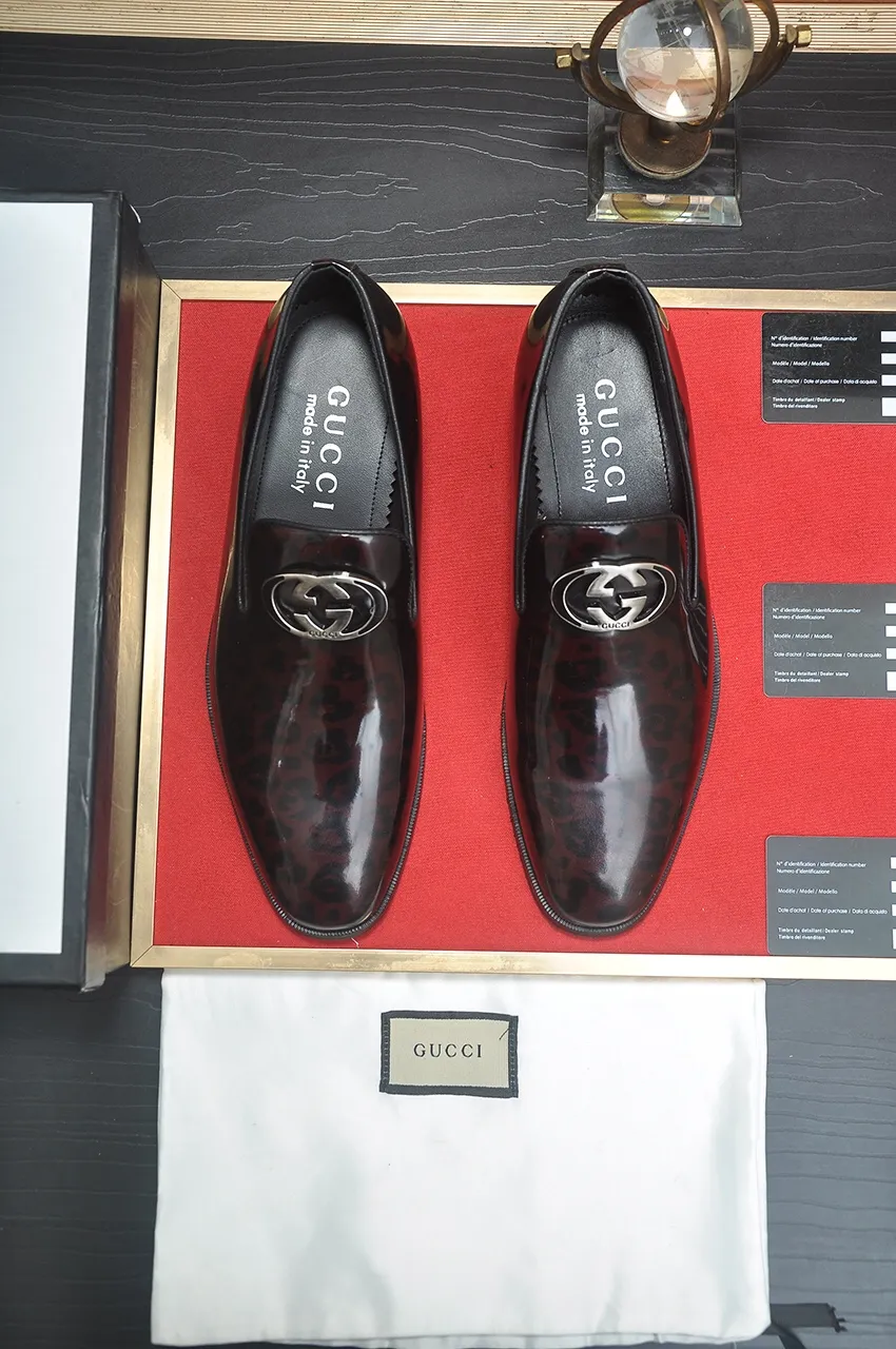 Men's shoes💰500💶Italy's top luxury men's shoe giant (GUCCI) (Gucci) (full cowhide lining) new arrival🍃Original European style🔰 Pleasant to the eye😍In order to make the shoes more durable and non-deformable🌀The production continues to follow traditional methods but there is still no lack of innovation💪Choose original sheepskin for the leather♻️ Smooth and natural And extra bright ⭐Made of imported cowhide, the first choice of rich people 38-45 (45 customized)